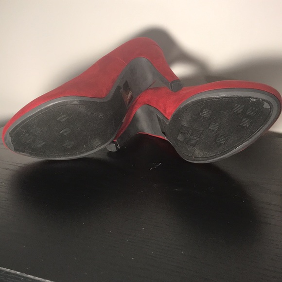 Y•Not?, cherry red faux suede 3.5 inch heels size 8M - Picture 10 of 12